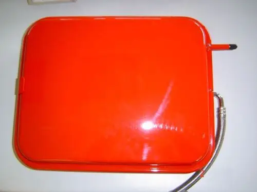 Remeha Ausdehnungsgefäß in leuchtendem Orange mit einer glatten Oberfläche und einer Anschlussleitung auf der rechten Seite.